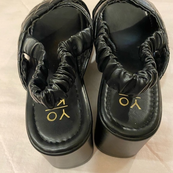 YOKI Brielle Black Quilt Platform Sandals size 10 style Bumble (EF) - Picture 10 of 11